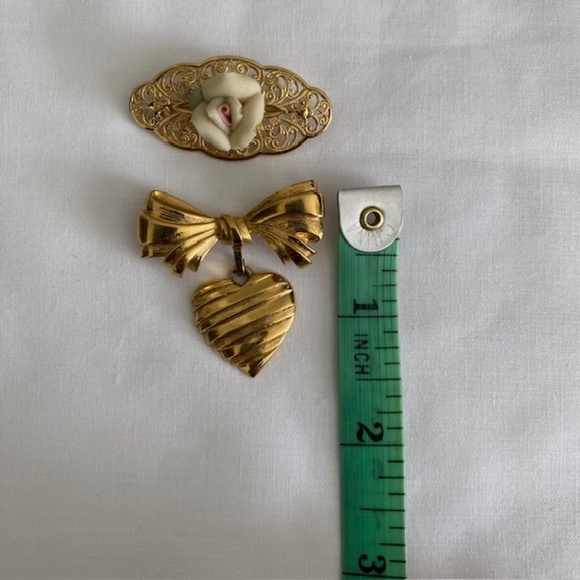 BUNDLE Avon Gold Tone Ribbon Heart/Gold Tone Filigree Ceramic Rose Brooches - Picture 7 of 7